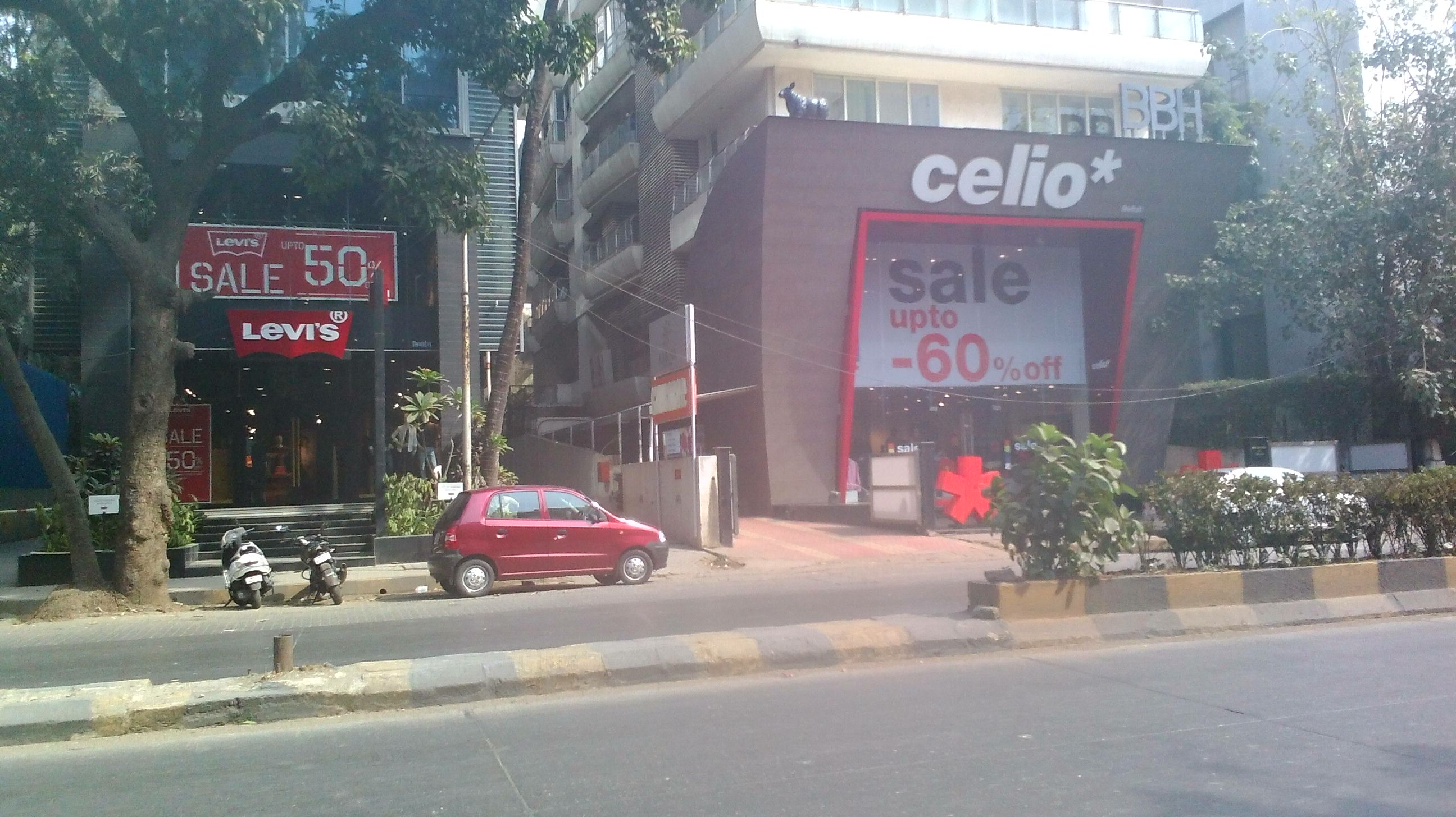 Commercial Shops for Rent in Commercial Shop For Rent in Linking Road, , Santacruz-West, Mumbai